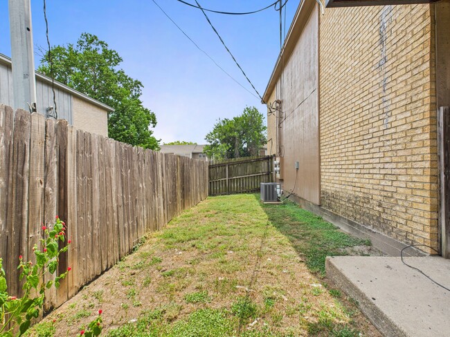 Building Photo - 1802 Woodsman Dr