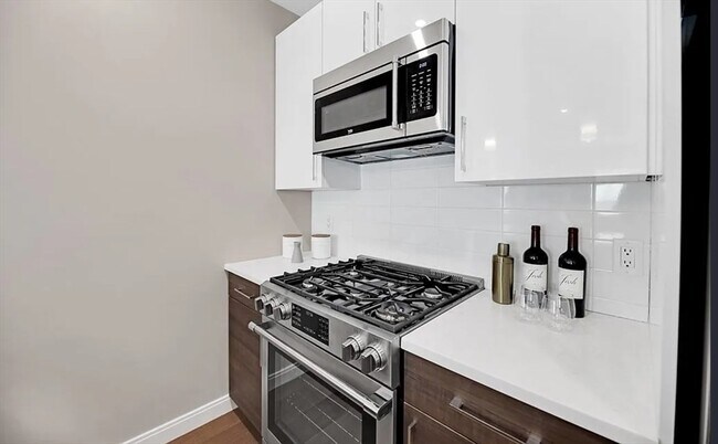 Building Photo - 425 Lagrange St