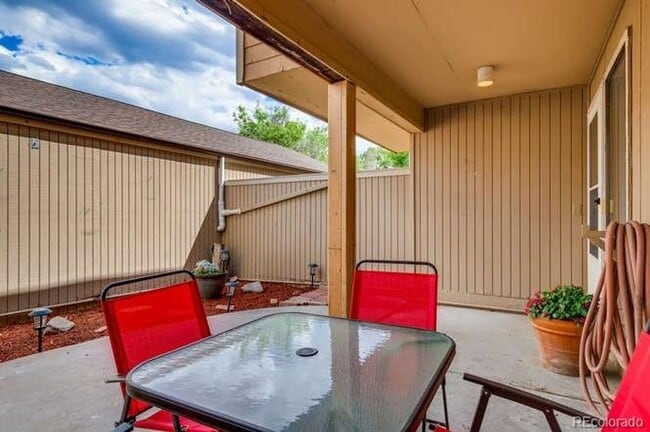 Building Photo - Beautifully Remodeled 3 bedroom Townhome in the Pinery.
