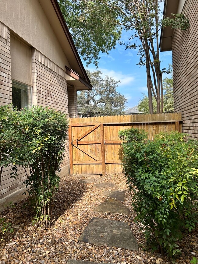 Building Photo - 5706 Quail Crown