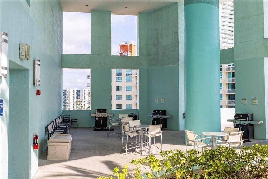Building Photo - 1900 N Bayshore Dr