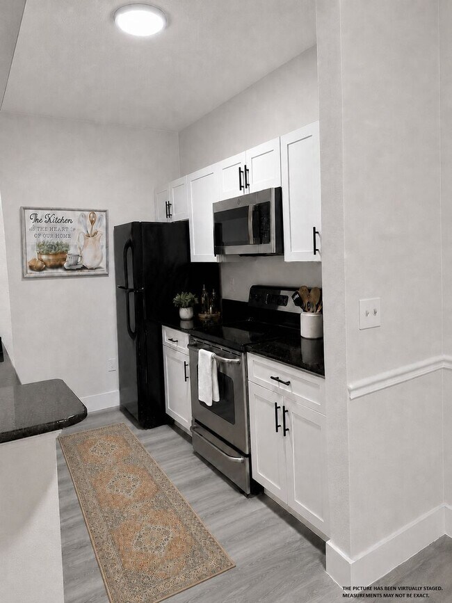 Building Photo - The Capri at Hunters Creek