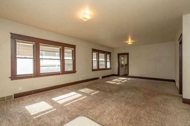 Building Photo - 533 14th Ave