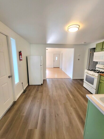 Building Photo - 404 2nd St