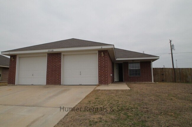 Building Photo - Spacious Duplex!