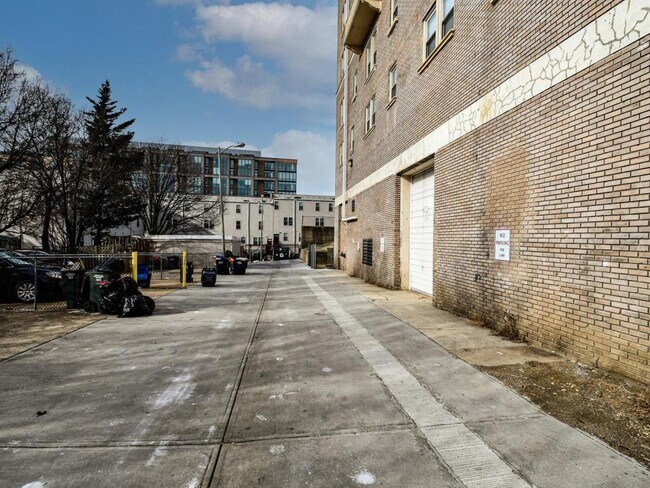 Building Photo - 1319 Belmont St NW