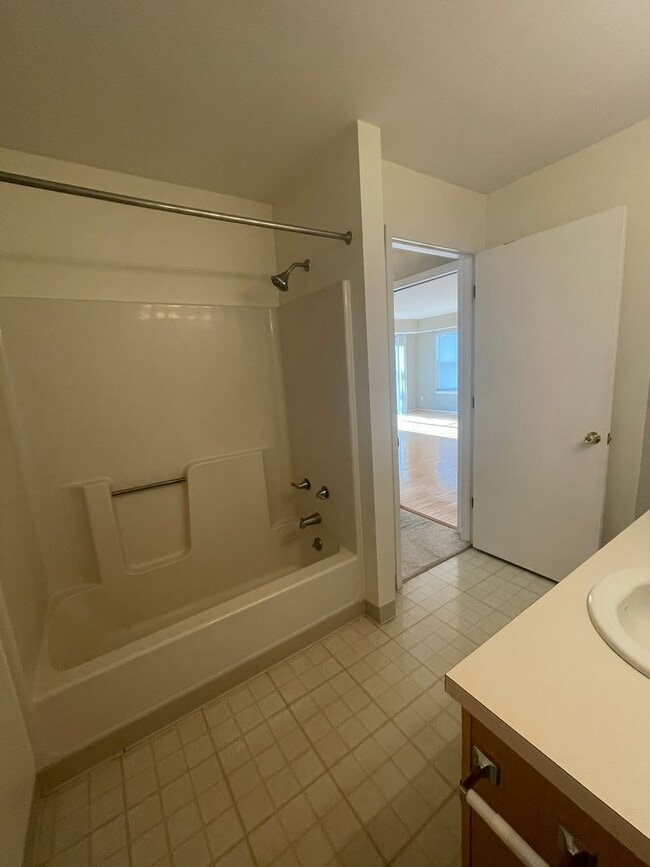 Building Photo - Three Bedroom Two Bath Condo | Laundry, Parking, & Central AC