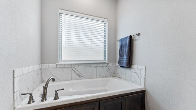 Building Photo - Spacious 4-Bedroom Gem
