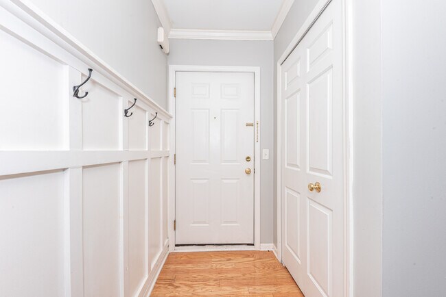 Building Photo - 2646 S Knightsbridge Cir