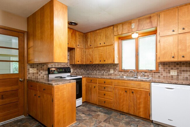 Building Photo - #6 Bedroom House with Awesome Yard Plus Ga...