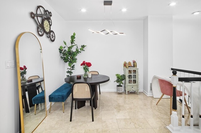 Building Photo - 395 Kingston Ct