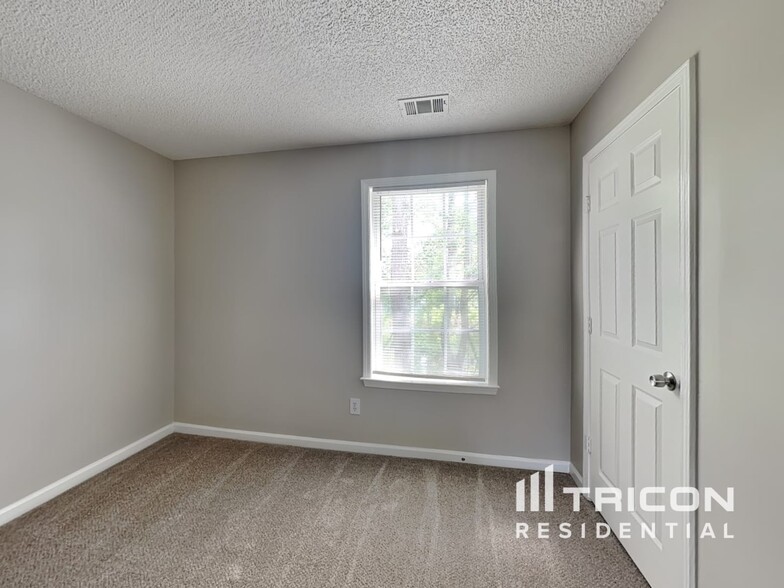 Building Photo - 2335 Black Rock Dr