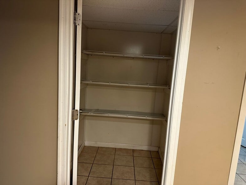 Building Photo - 120 Frank St