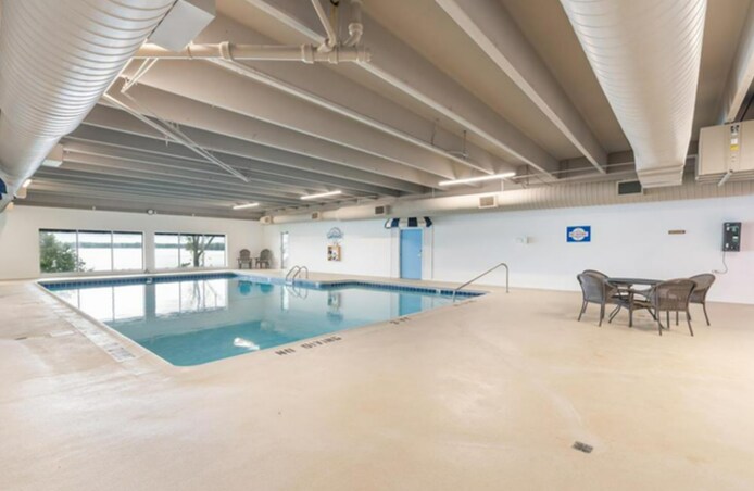 Community Pool - Next to Condo Front Door - 4371 Wilshire Blvd