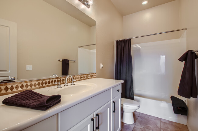 2nd bedroom ensuite full bathromm - 19475 N Grayhawk Dr