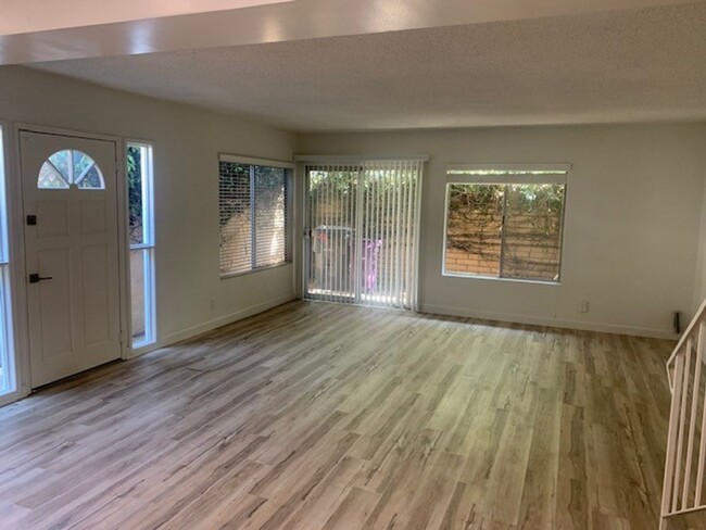 Building Photo - AMAZING REMODELED 2 BED / 2 BATH BELMONT H...