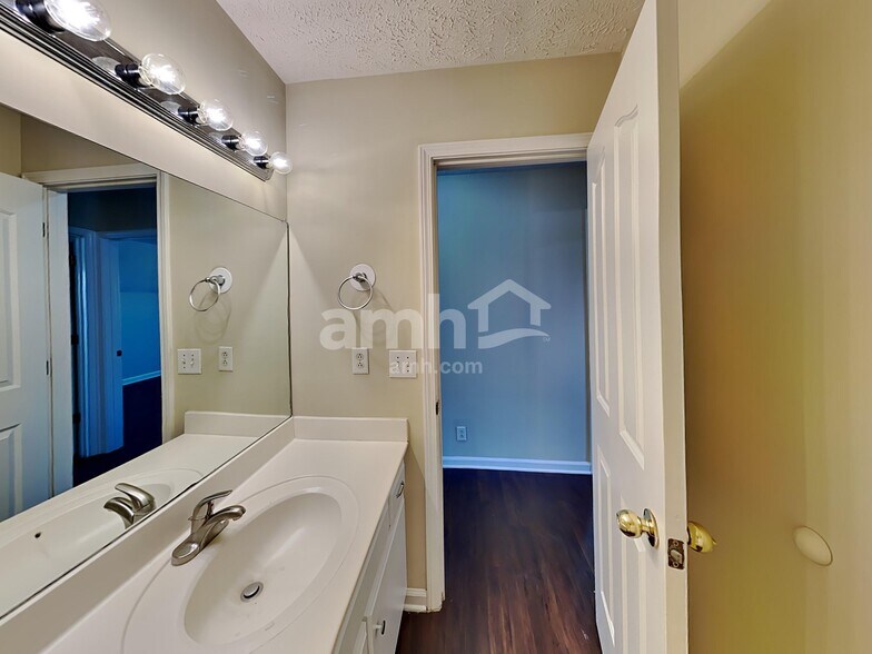 Building Photo - 2825 Islington Dr