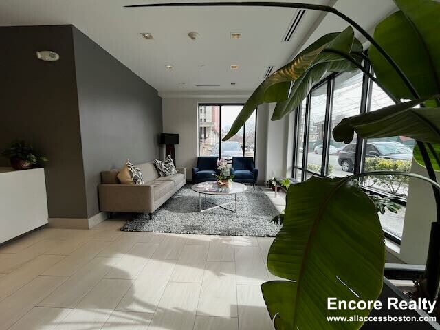 Building Photo - 45 Marion St