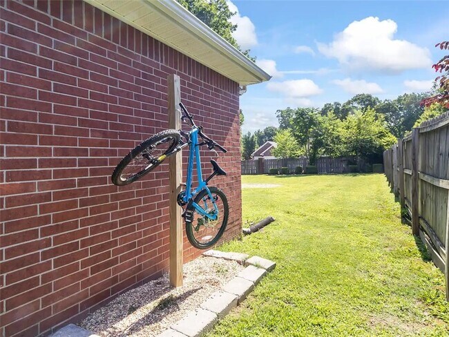 Building Photo - 701 SW Maidstone Ave