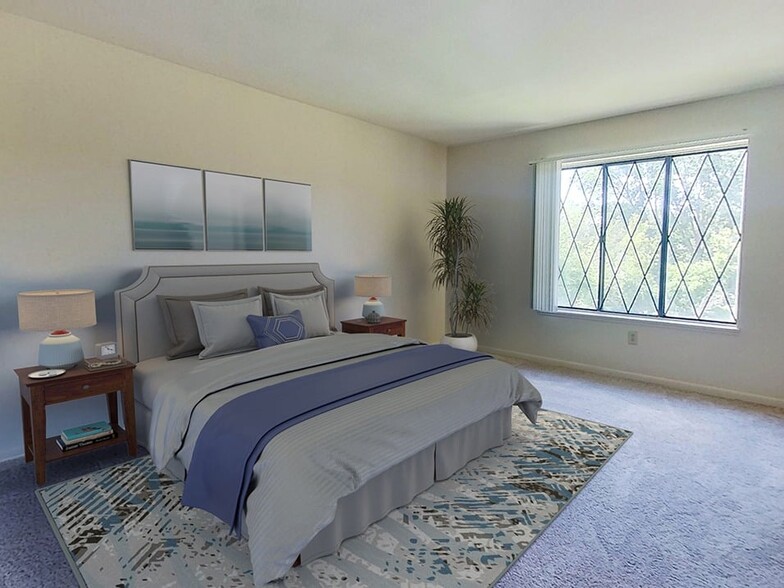 Spacious Bedroom with Natural Light! - Stonehenge Gates