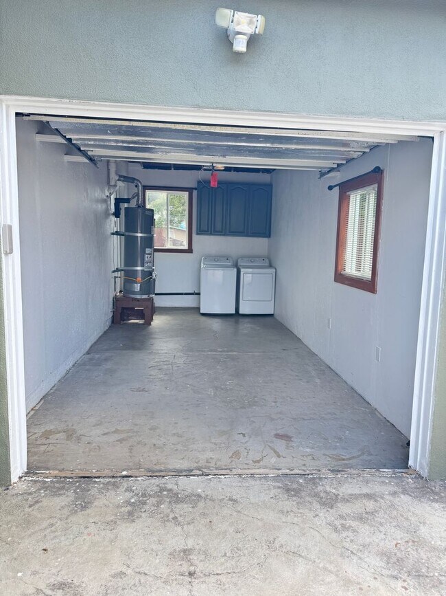 Building Photo - Charming 2 bedroom, 1 bathroom house