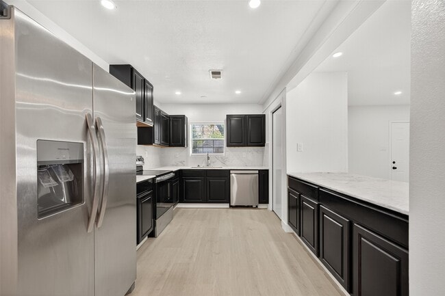 Building Photo - 501 Live Oak St