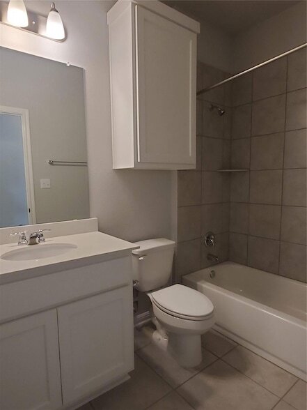 Building Photo - 1717 Fountain Bridge Dr
