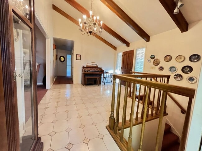 Building Photo - Beautiful home with amazing views and larg...
