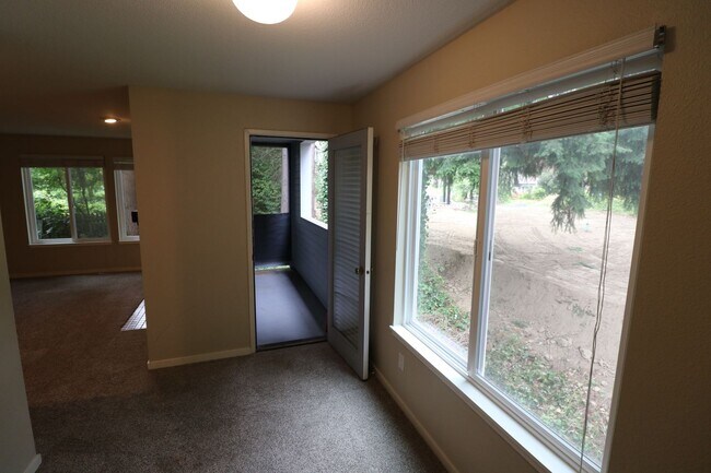 Building Photo - Spacious 1 Bed 1 Bath Corner Unit in North...