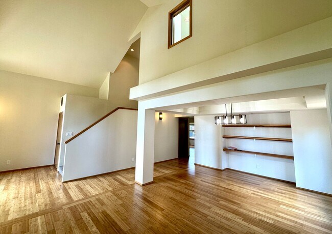 Building Photo - Top Quality 4 bedroom Silverdale home available now