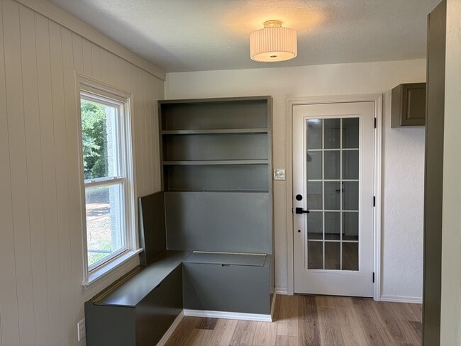 Building Photo - 411 E Showalter Dr