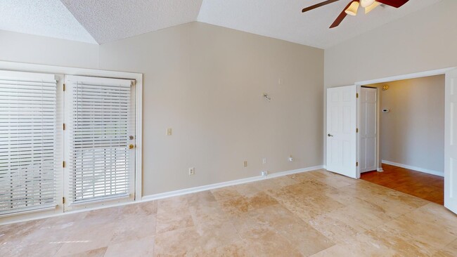 Building Photo - Beautiful 3 bedroom, 2 bathroom, house .