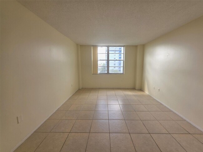 Building Photo - 15600 NW 7th Ave