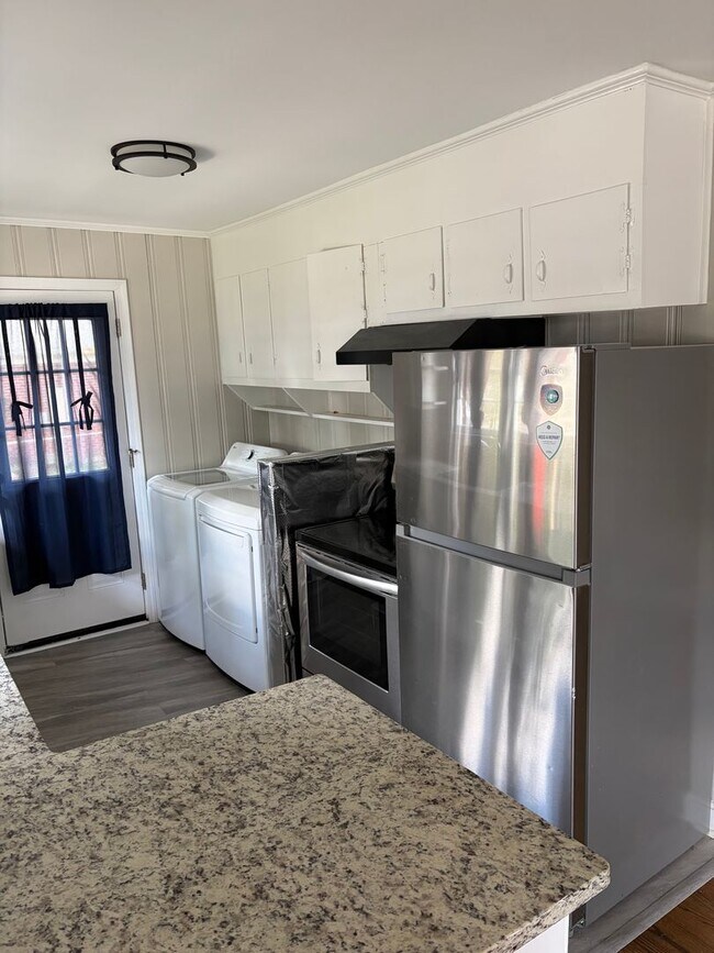 Building Photo - Beautiful brick home, Fully fenced in yard!!