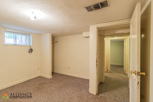 Building Photo - 901 Ratone St