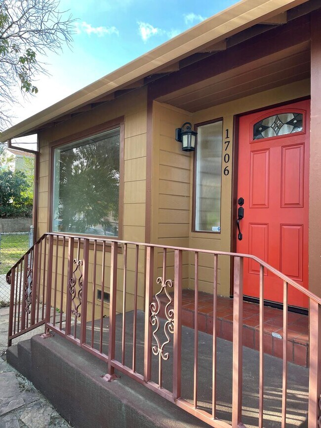 Building Photo - CHARMING 4 BED 2 BATH HOUSE NEAR DOWNTOWN