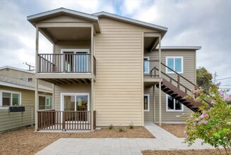Building Photo - Fully Furnished Modern 3-Bed, 2-Bath Near ...