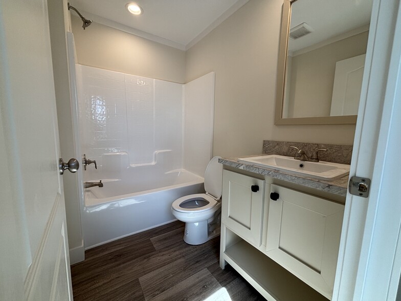 Guest Bathroom w/ Tub - 1621 Marvin Shafer Way