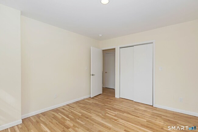 Building Photo - 17 Artic St