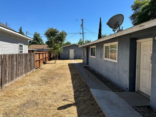 Building Photo - 380 Angelus St