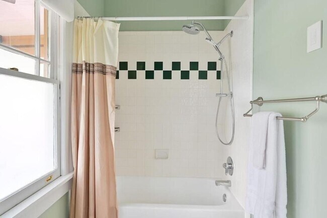 Building Photo - 2076 Ridgedale Rd NE