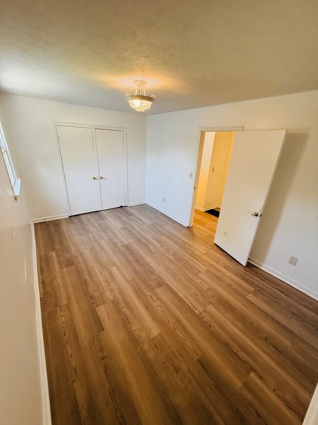 Building Photo - Beautiful 3-4 Bedroom 2 Bathroom Home