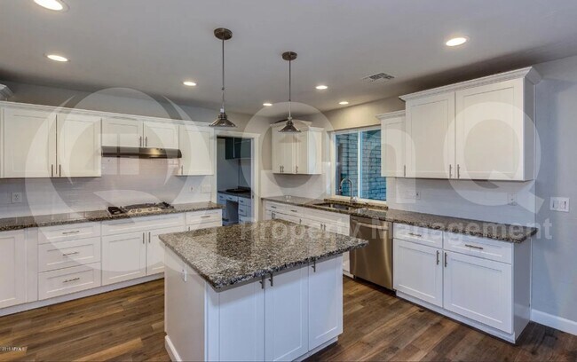 Building Photo - 2502 E Sahuaro Dr