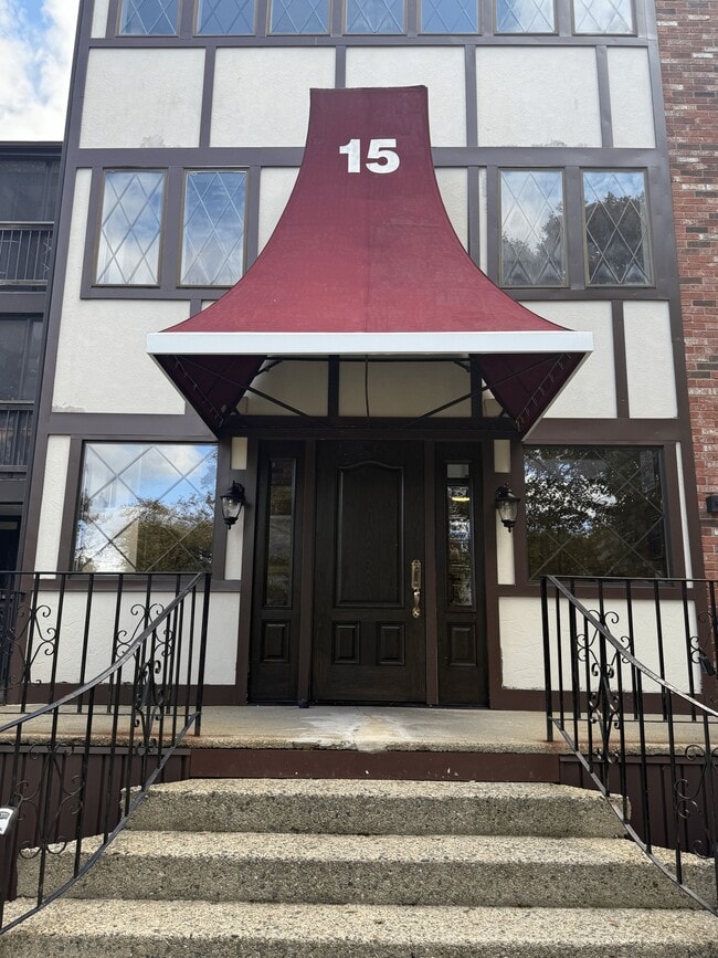 Building Photo - 15 Thompson Dr