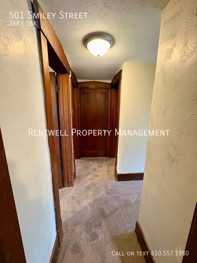 Building Photo - 501 Smiley St