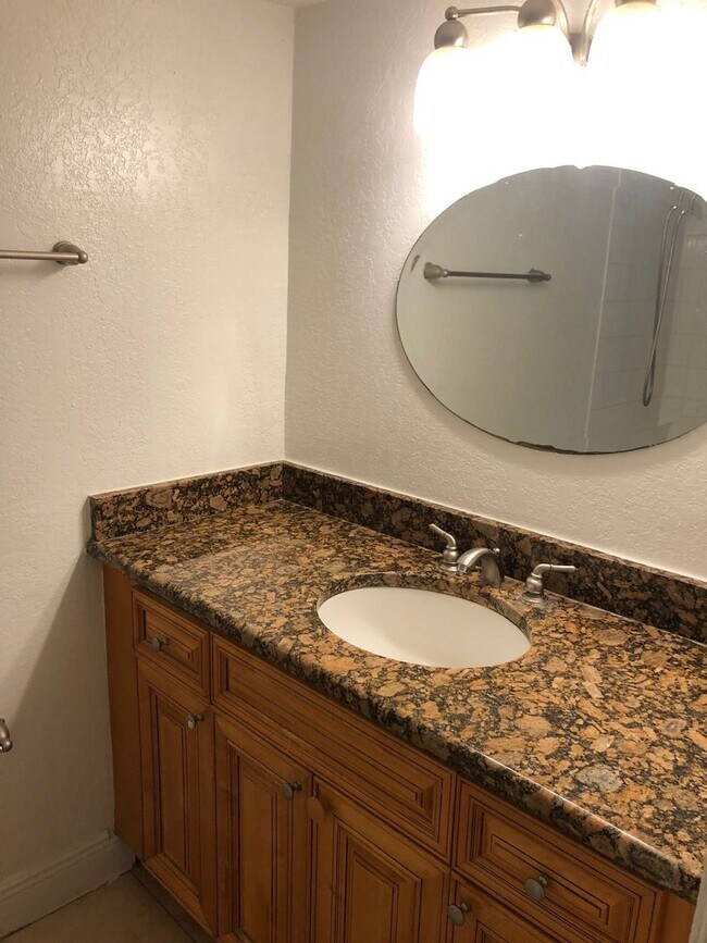 Building Photo - Privately owned 3 bedroom condo