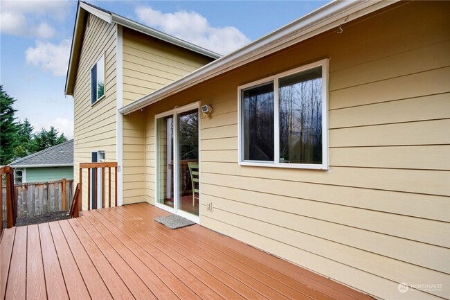 Building Photo - Well Maintained 3 Bed 2.5 Bath for Rent!