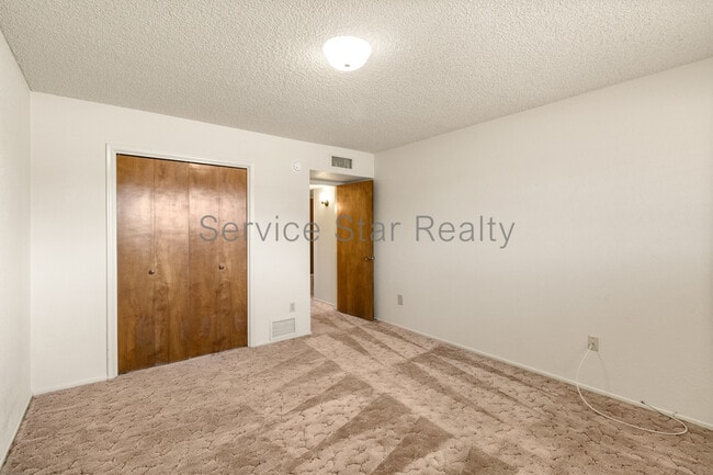 Building Photo - 4938 E Earll Dr