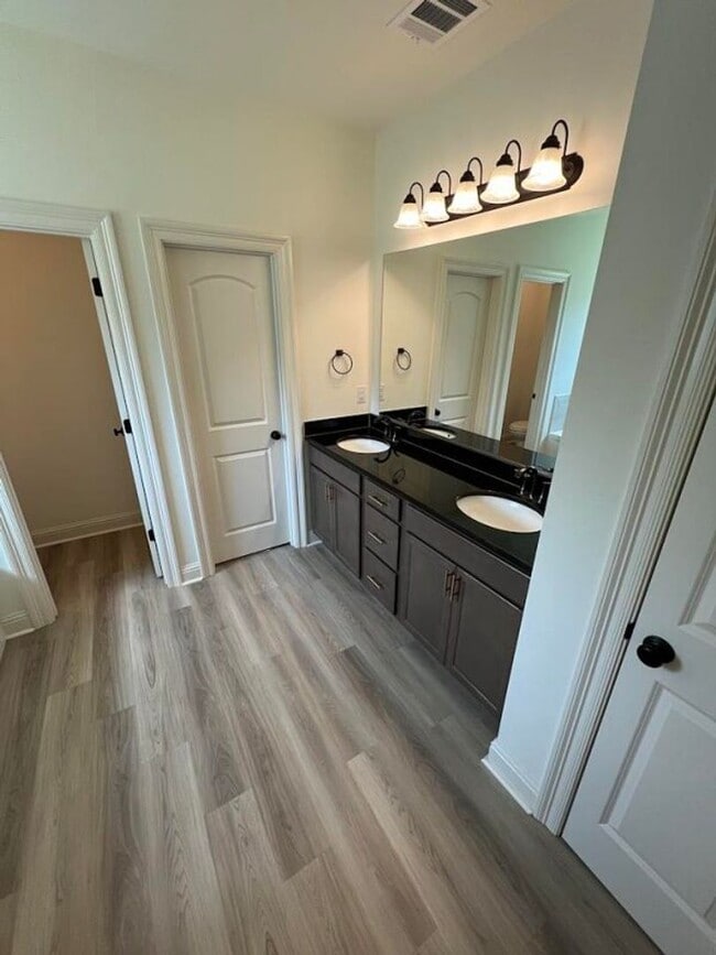 Building Photo - Trendy, 3 bedroom, 2 bath home in coveted Kenilworth Crossing Community near LSU