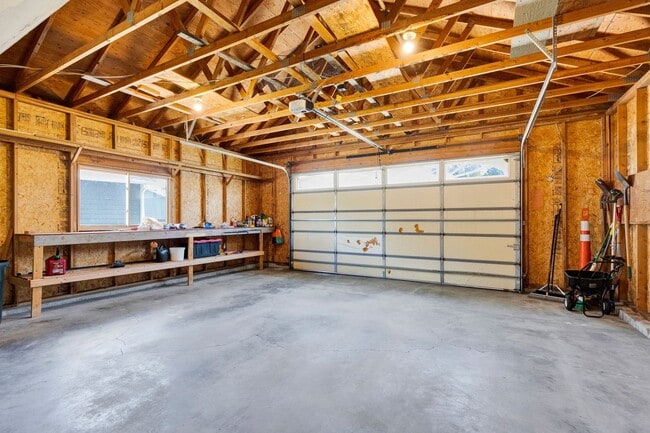 Building Photo - Single Family Home in LOLO, 4 bed / 3 bath...